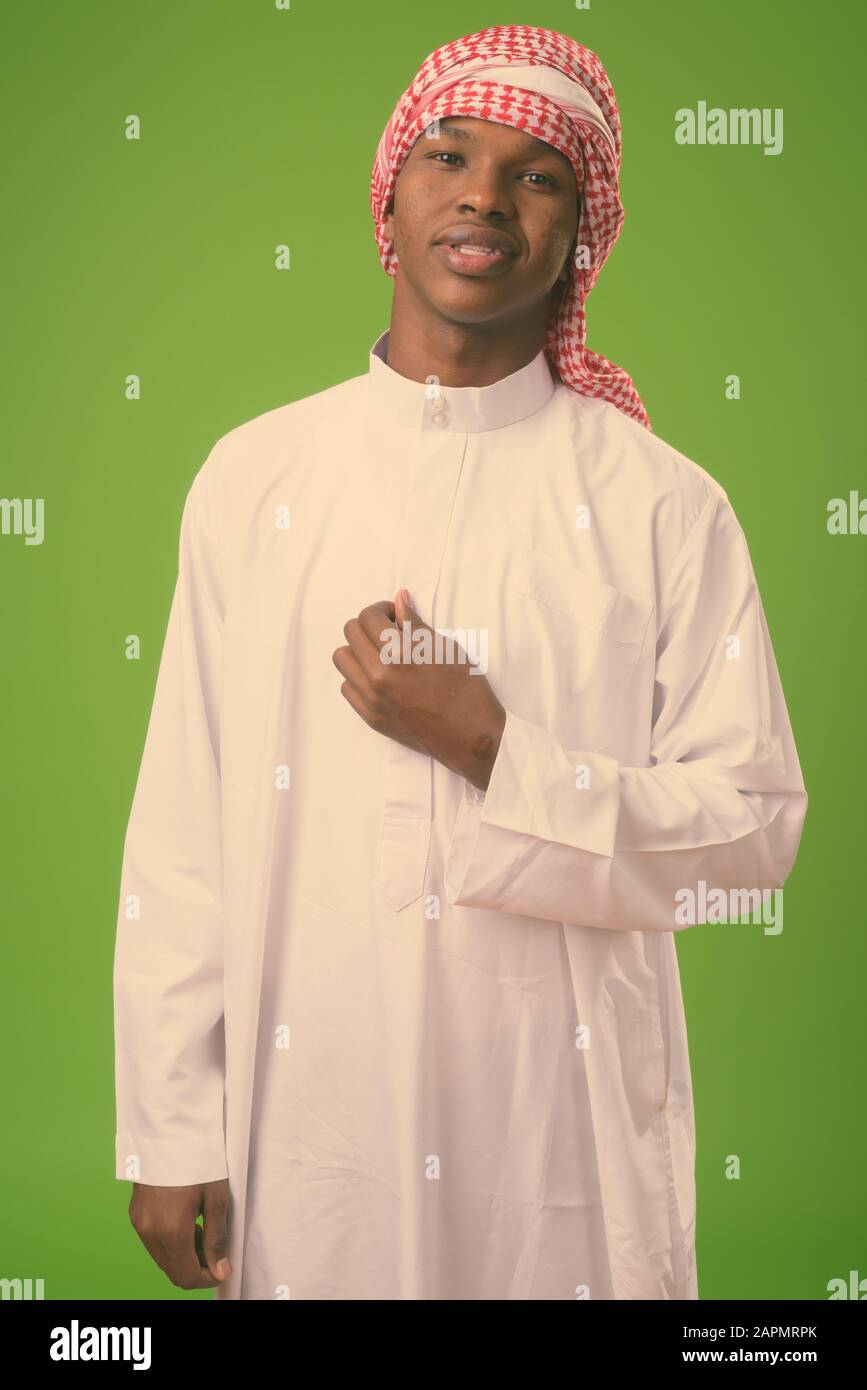 Ritratto di giovane africano che indossa abiti musulmani tradizionali Foto Stock