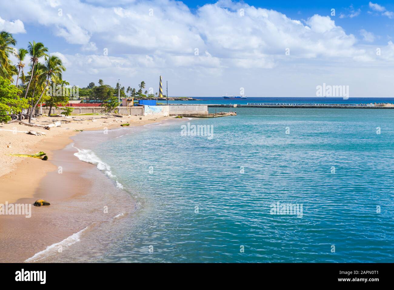 Paesaggio costiero di Santo Domingo. La capitale della Repubblica Dominicana. Testo sul molo in inglese significa: Benvenuti al Porto di Santo Domingo Foto Stock