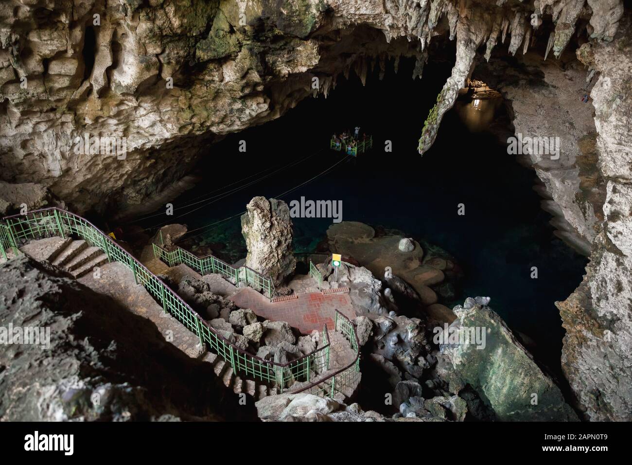 Lago sotterraneo e piccolo traghetto con i turisti nel Lago di Los Tres Ojos. Grotta di pietra calcarea all'aperto situata nel parco Mirador del Este, nel Santo Domin Foto Stock