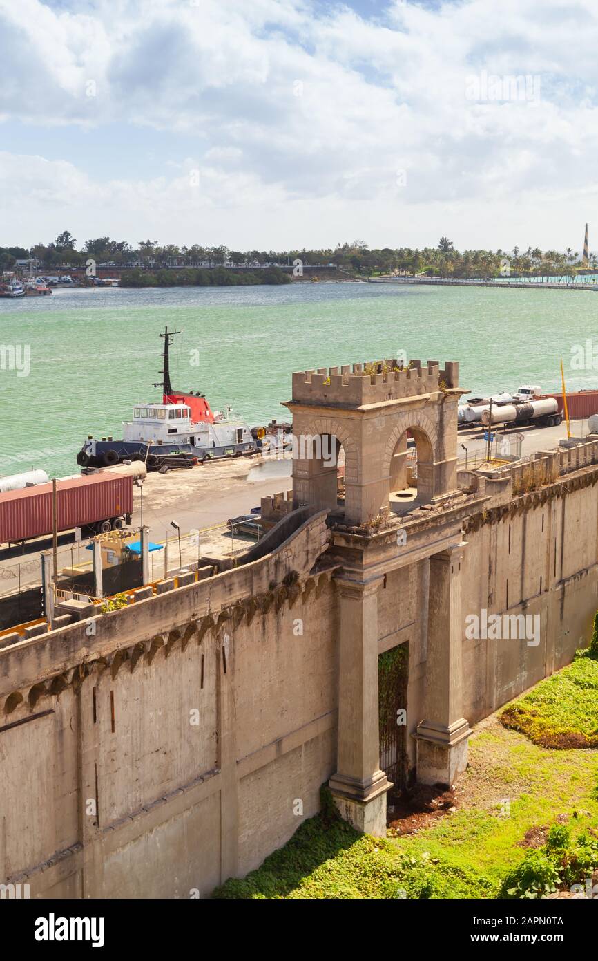Paesaggio verticale di Santo Domingo. Capitale della Repubblica Dominicana. Porta nella vecchia fortificazione coloniale sulla costa del fiume Ozama Foto Stock