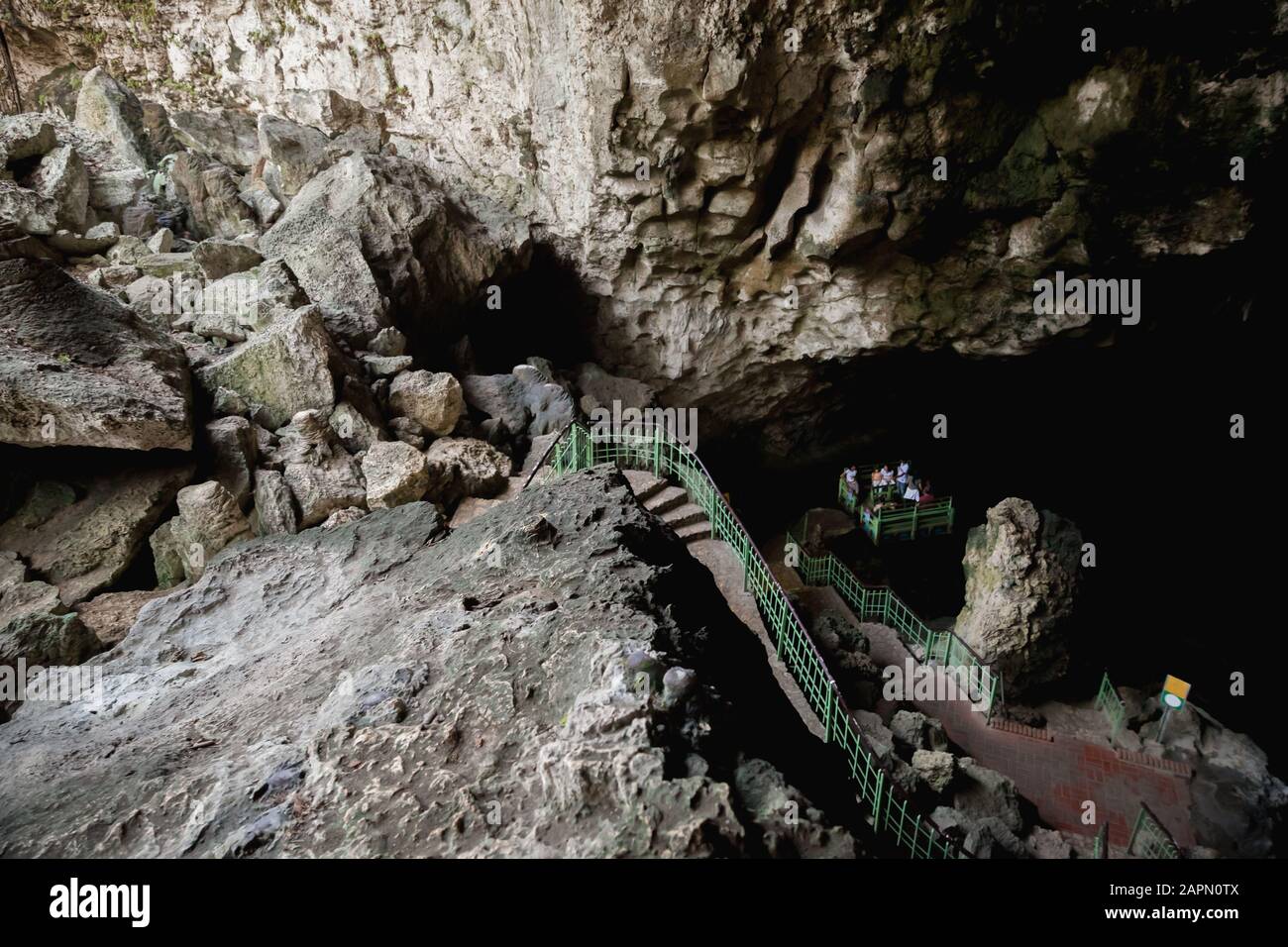 Lago sotterraneo e piccolo traghetto del Los Tres Ojos. Grotta di pietra calcarea all'aperto situata nel parco Mirador del Este, a Santo Domingo, Repubblica Dominicana Foto Stock