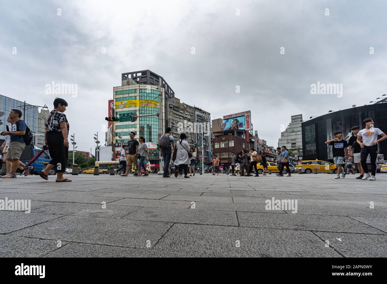 Taipei, Taiwan - 12 giugno 2019: Vita urbana di fronte al quartiere commerciale Ximending a Taipei, Taiwan. Ximending è il famoso mercato della moda, notte e. Foto Stock