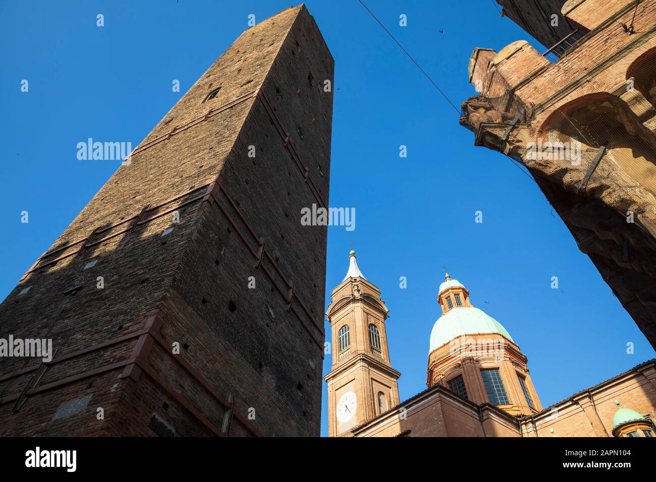 Chiesa dei Santi Bartolomeo e Cajetan & Asinelli, una delle due famose torri di Bologna. Foto Stock