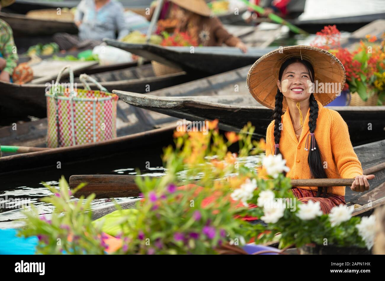 Mercato galleggiante al mattino al lago Inle, stato Shan, Myanmar Foto Stock