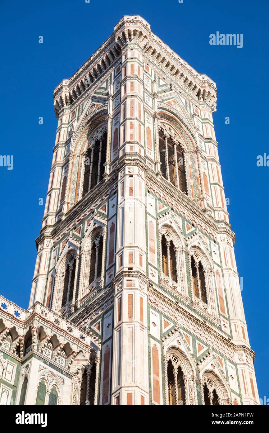 Il famoso campanile di Giotto di Bondone, che fa parte del complesso di edifici che compongono la Cattedrale di Firenze in Piazza del Duomo. Foto Stock