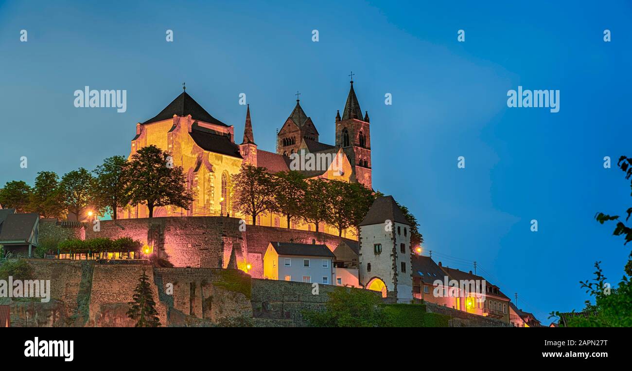Cattedrale di Santo Stefano, colorfully illuminata al crepuscolo, Breisach am Rhein, Baden-Wuerttemberg, Germania Foto Stock