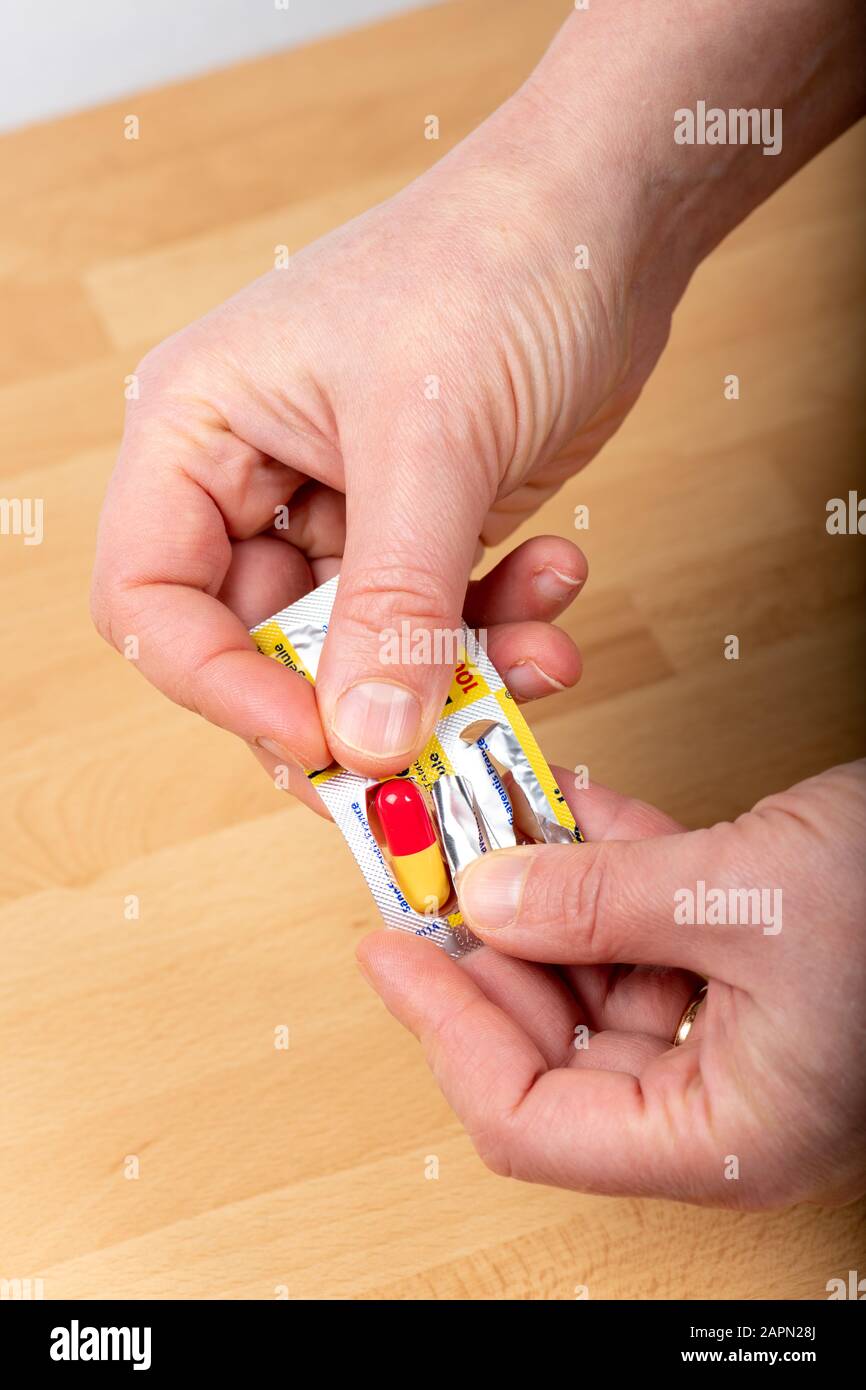 Medicina : capsule nelle mani di una donna, donna prendendo medicine Foto Stock