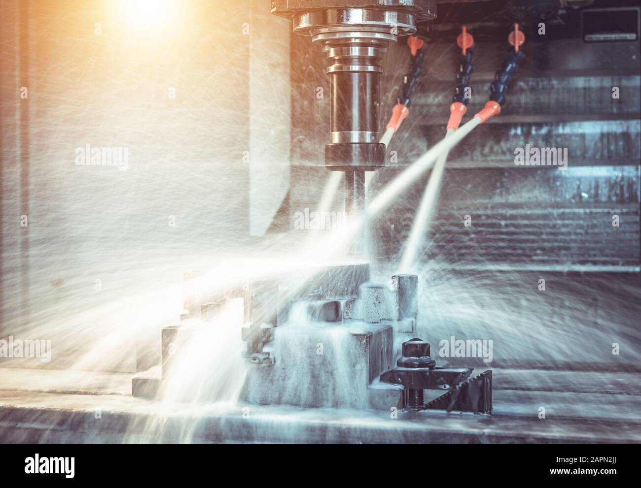 Lavorazione di centri di lavoro CNC ad alta precisione, lavorazione di parti di campioni automobilistici in fabbrica industriale Foto Stock