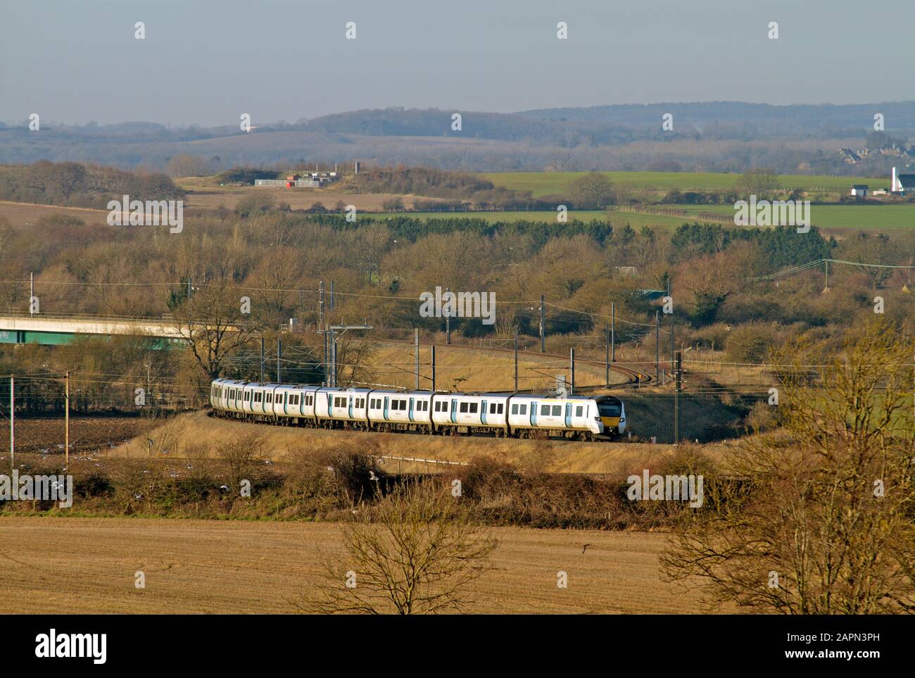A Thameslink classe 700 Desiro City centralina elettrica unità multipla numero 700044 attraversando il Flyover Hitchin vicino Letchworth. Foto Stock