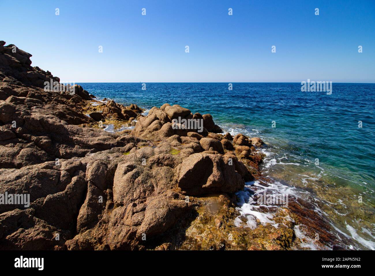 Paesaggio di grandi bedrocks in un mare aperto blu con un cielo blu chiaro e soleggiato Foto Stock