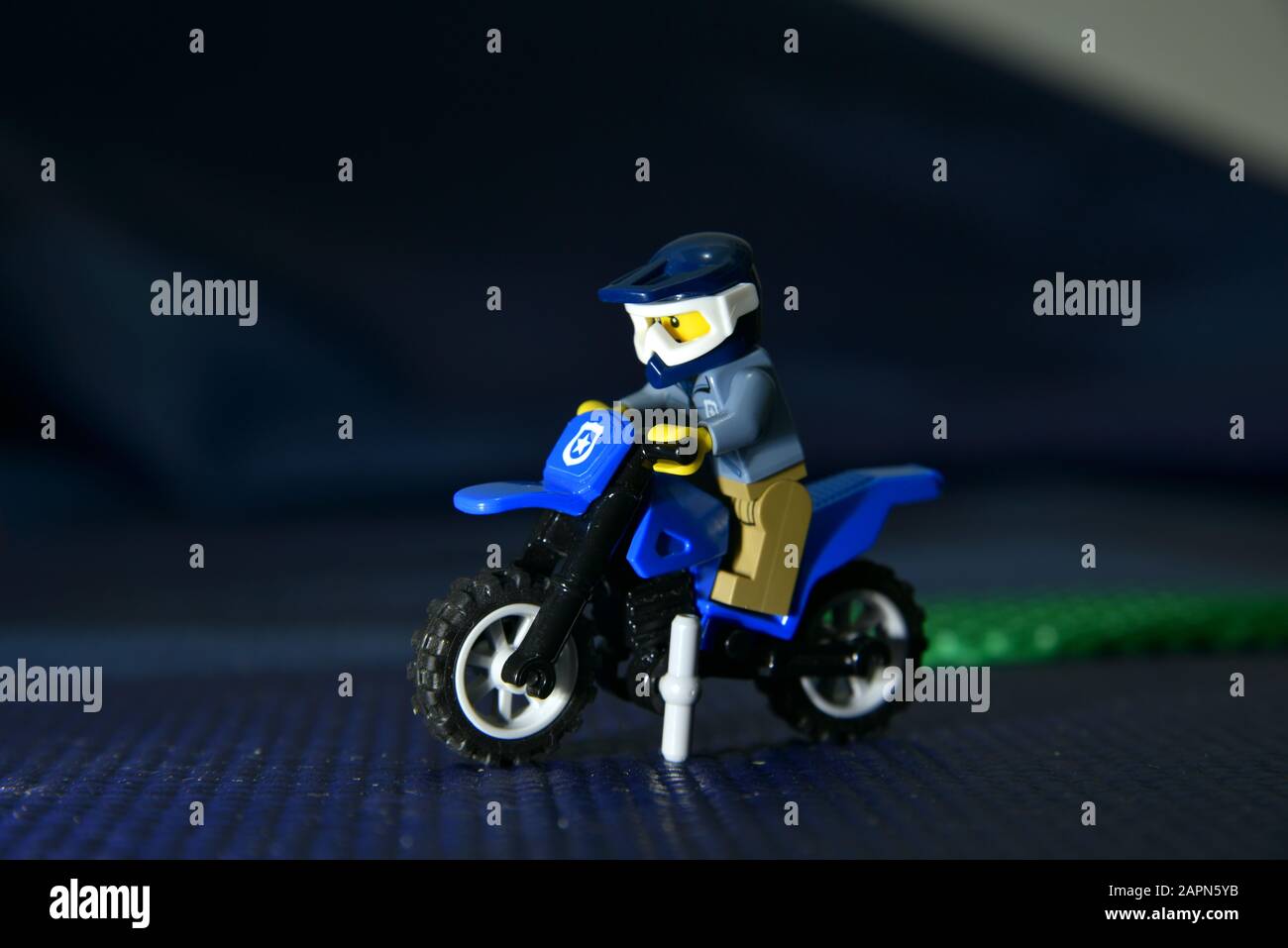 mini personaggio in mattoni lego, in moto Foto Stock