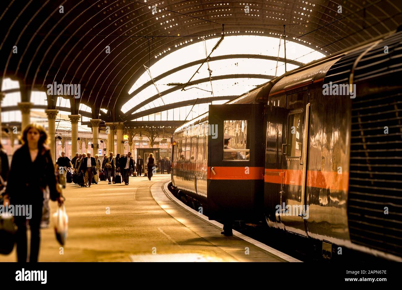 Passeggeri e treno sulla piattaforma alla stazione ferroviaria di York, Regno Unito. Foto Stock