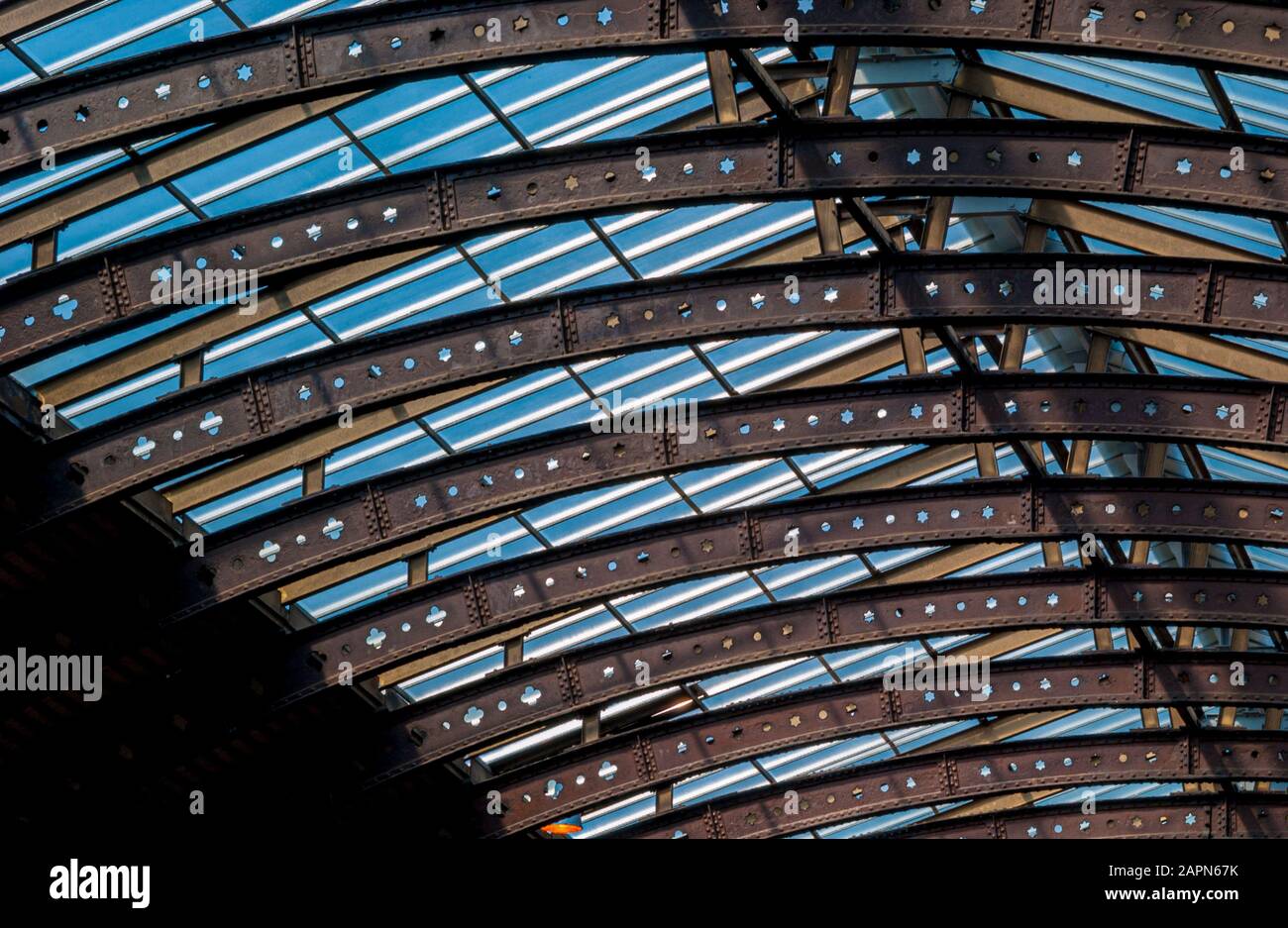 Struttura a tetto ad arco in ferro presso la stazione ferroviaria di York. Foto Stock