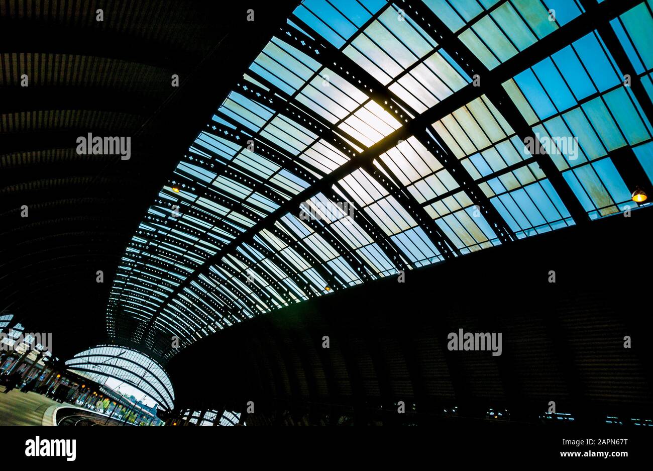 Struttura a tetto ad arco in ferro presso la stazione ferroviaria di York. Foto Stock