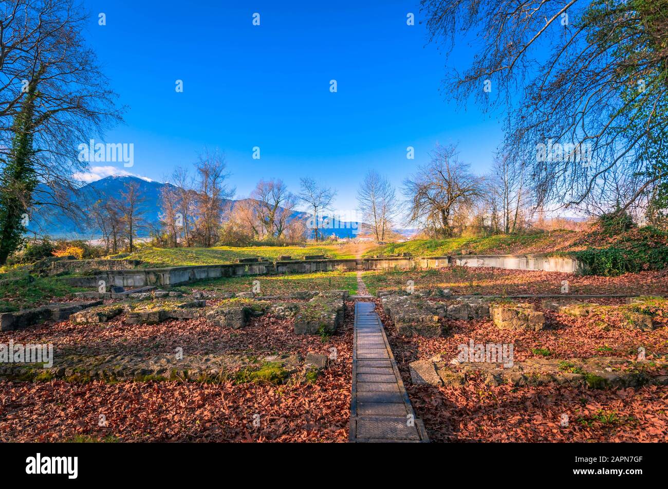 Ammira l'antico teatro romano presso il sito archeologico di Dion. Pieria, Macedonia, Grecia Foto Stock