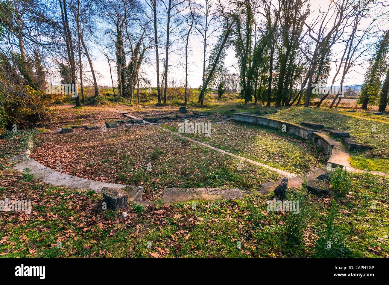 Ammira l'antico teatro romano presso il sito archeologico di Dion. Pieria, Macedonia, Grecia Foto Stock
