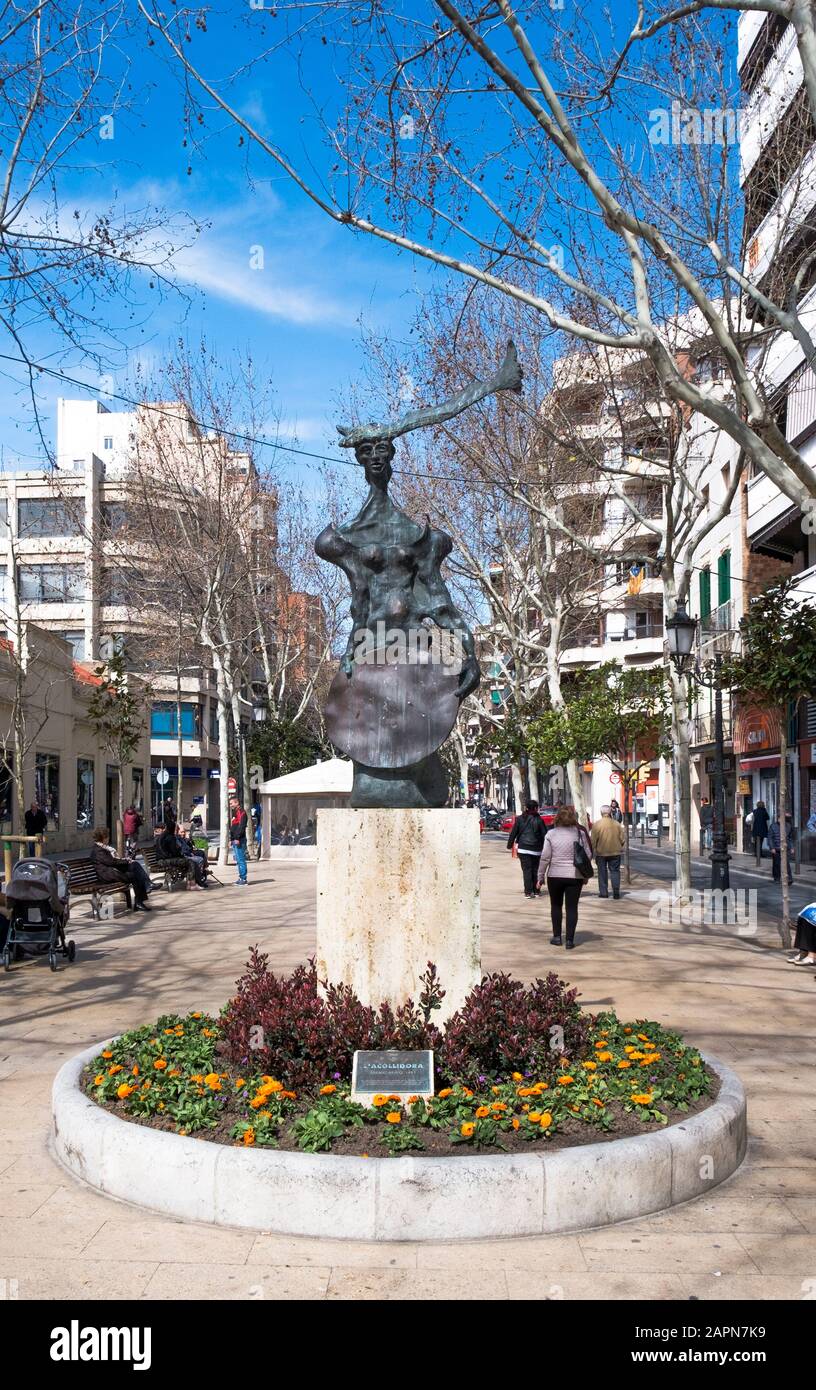 HOSPITALET DE LLOBREGAT, Spagna - 9 Marzo 2018: una vista della Rambla appena Oliveras promenade in Hospitalet de Llobregat, Spagna, la principale strada pedonale st Foto Stock