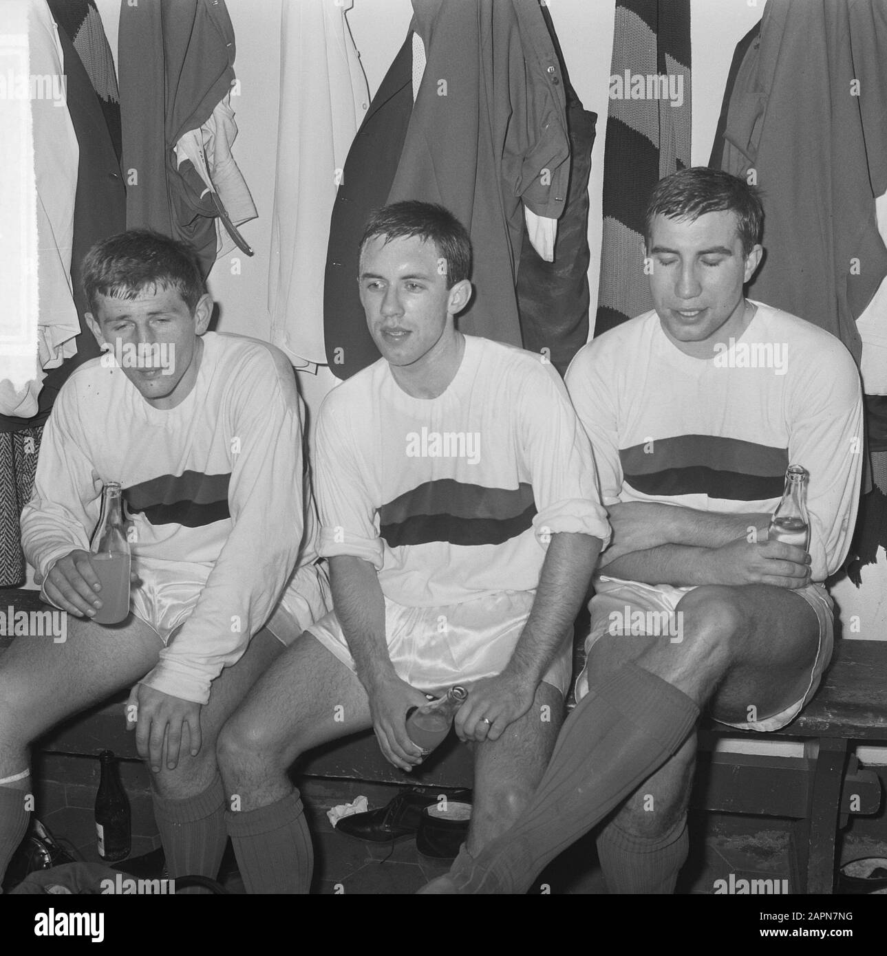 DWS-team a Vikingmuseum a Oslo, Geurtsen, Hollander e Temming in spogliatoio Data: 18 novembre 1964 Ubicazione: Norvegia, Oslo Parole Chiave: Spogliatoi, sport, calcio Foto Stock