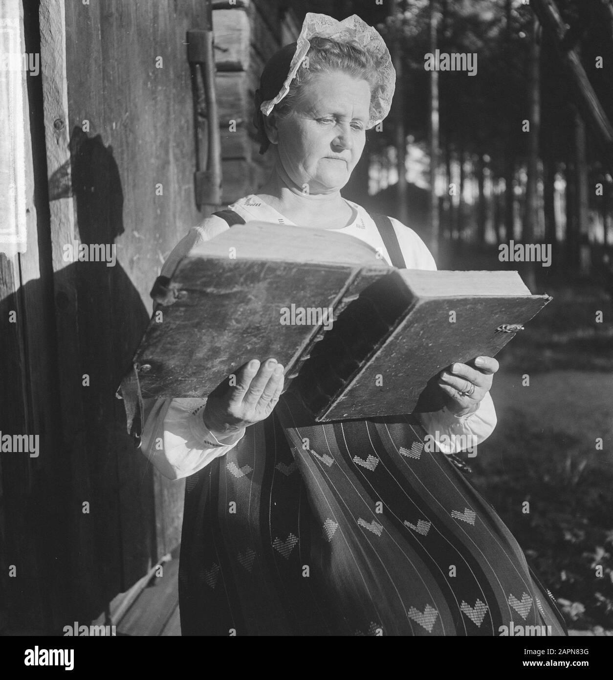 Finlandia, Helsinki, Finlandese donna in costume Data: 3 maggio 1965 Località: Finlandia, Helsinki Parole Chiave: Costume, donna Foto Stock