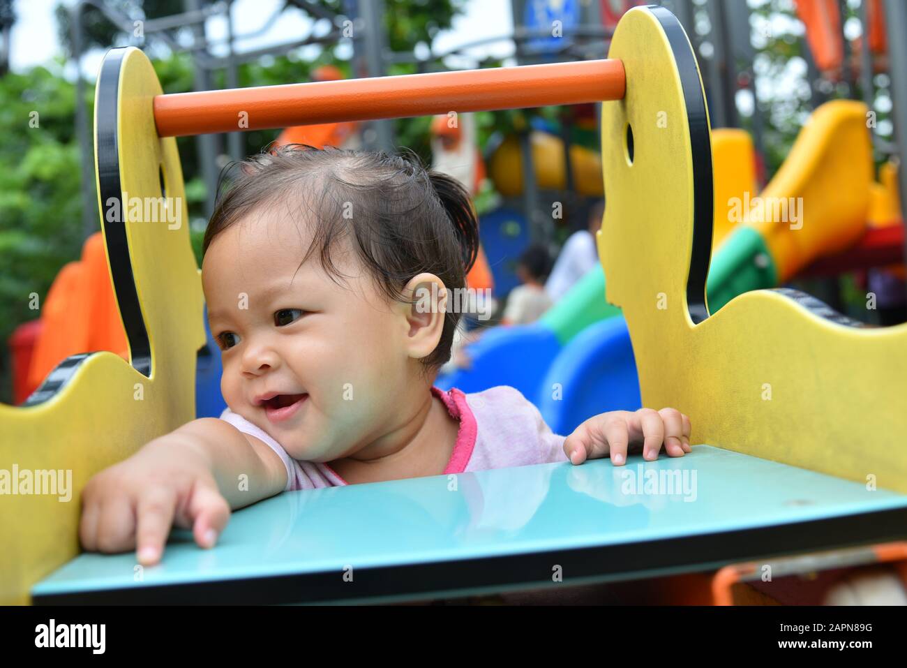 1 anno, asia face, baby girl, giocare nel parco, spazio pubblico Foto Stock