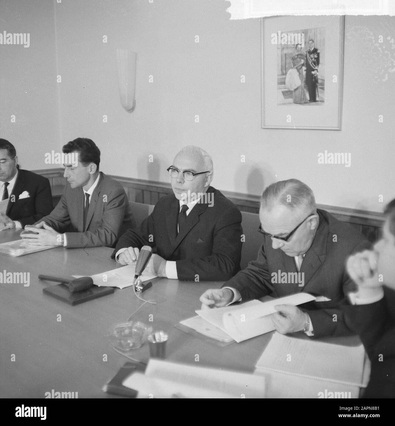 Consultazione salariale, posizione governativa annunciata, alla conferenza stampa del sig. Raven, ministro Veldkam e sig. Van de Ven Data: 1 dicembre 1964 Parole Chiave: Conferenze stampa, governi, visualizzazioni Nome personale: Veldkamp, Gerard Foto Stock