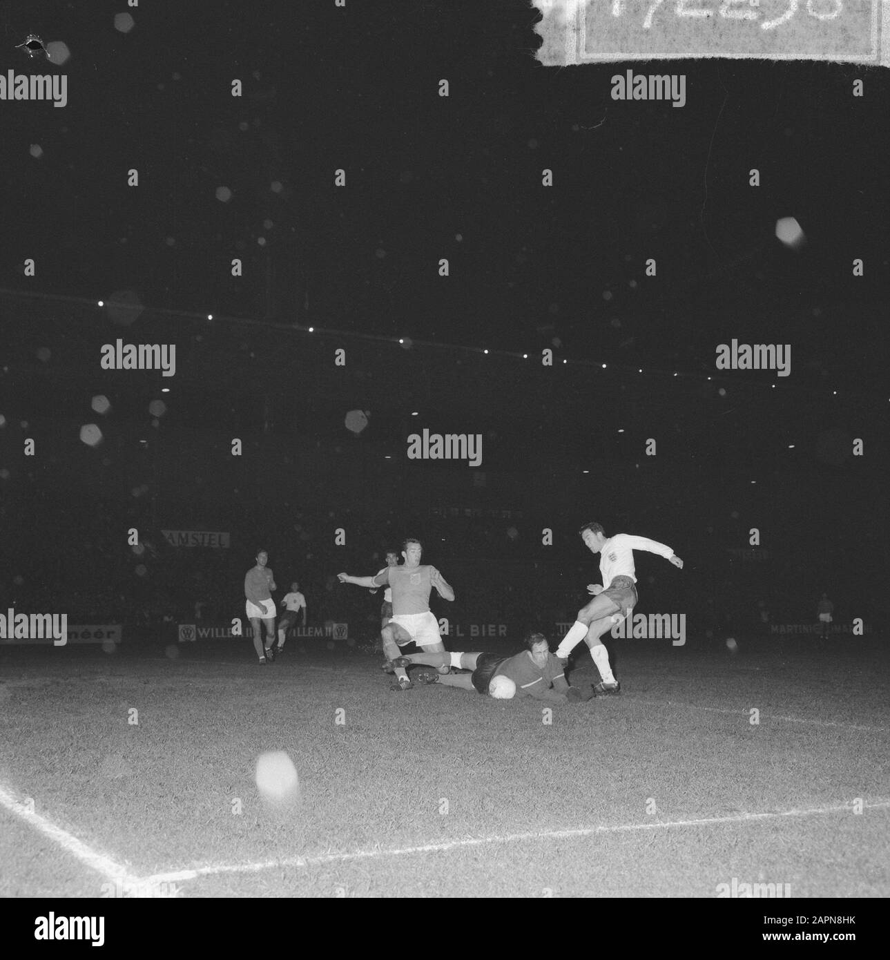 Olanda contro Inghilterra 1-1, inglese attacco, Pieters Graafland prende la palla via per Jimmy Greaves sinistra scrittori Data: 9 dicembre 1964 Parole Chiave: Sport, nome Della Persona di calcio: Jimmy Greaves, Pieters Graafland, Eddy Foto Stock
