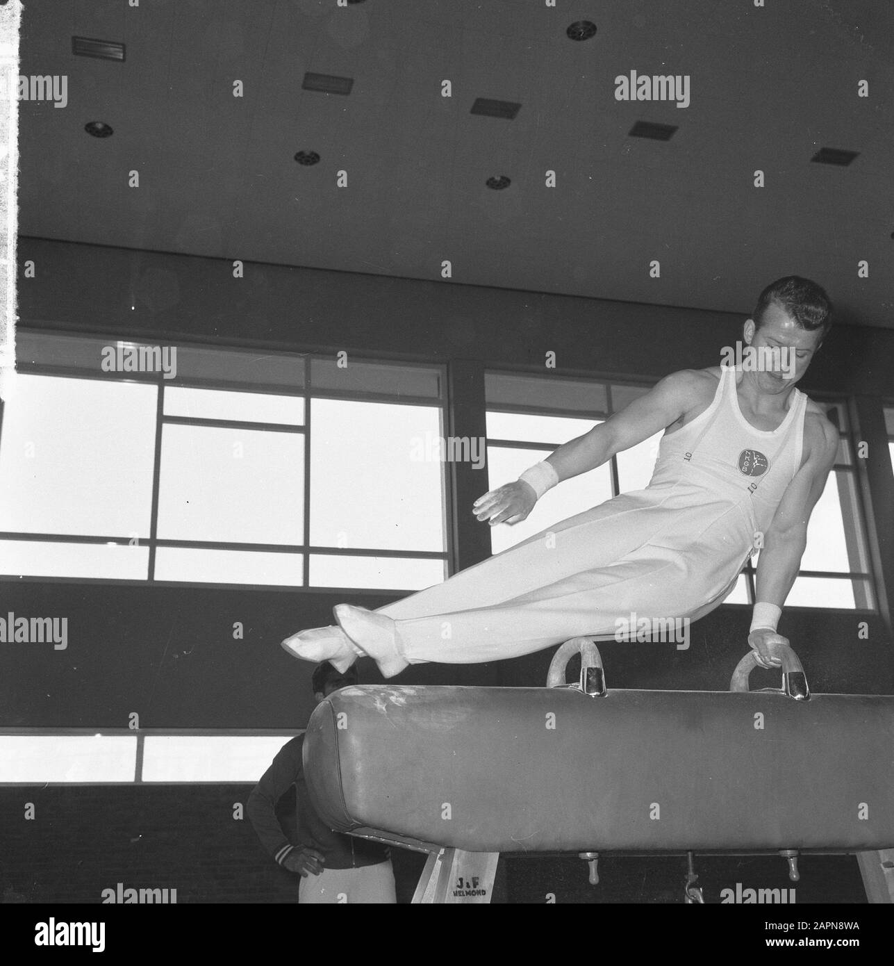 Ginnastica Olanda contro la Svizzera Mens a Venlo, Vic Holten sul cavallo (kampien NK GB) Data: 29 Maggio 1965 luogo: Limburg, Venlo Parole Chiave: Ginnastica Nome personale: VIC Holten Foto Stock