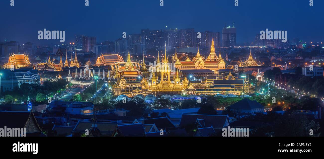 Il Royal crematorio per HM Re Bhumibol Adulyadej a Sanam Luang. Dopo la cerimonia è stata completata, il crematorio fu aperto al pubblico. Foto Stock