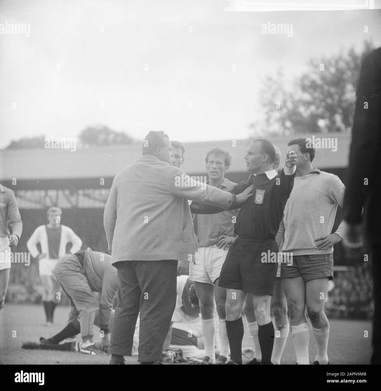 Telstar contro Ajax 1-2, uno dei sostenitori interferisce zic con i giocatori Data: 12 settembre 1965 Parole Chiave: Giocatori, SOSTENITORI, sport, calcio Istituto Nome: AJAX, Telstar Foto Stock Telstar contro Ajax 1-2, uno dei sostenitori interferisce zic con i giocatori Data: 12 settembre 1965 Parole Chiave: Giocatori, SOSTENITORI, sport, calcio Istituto Nome: AJAX, Telstar Foto Stock