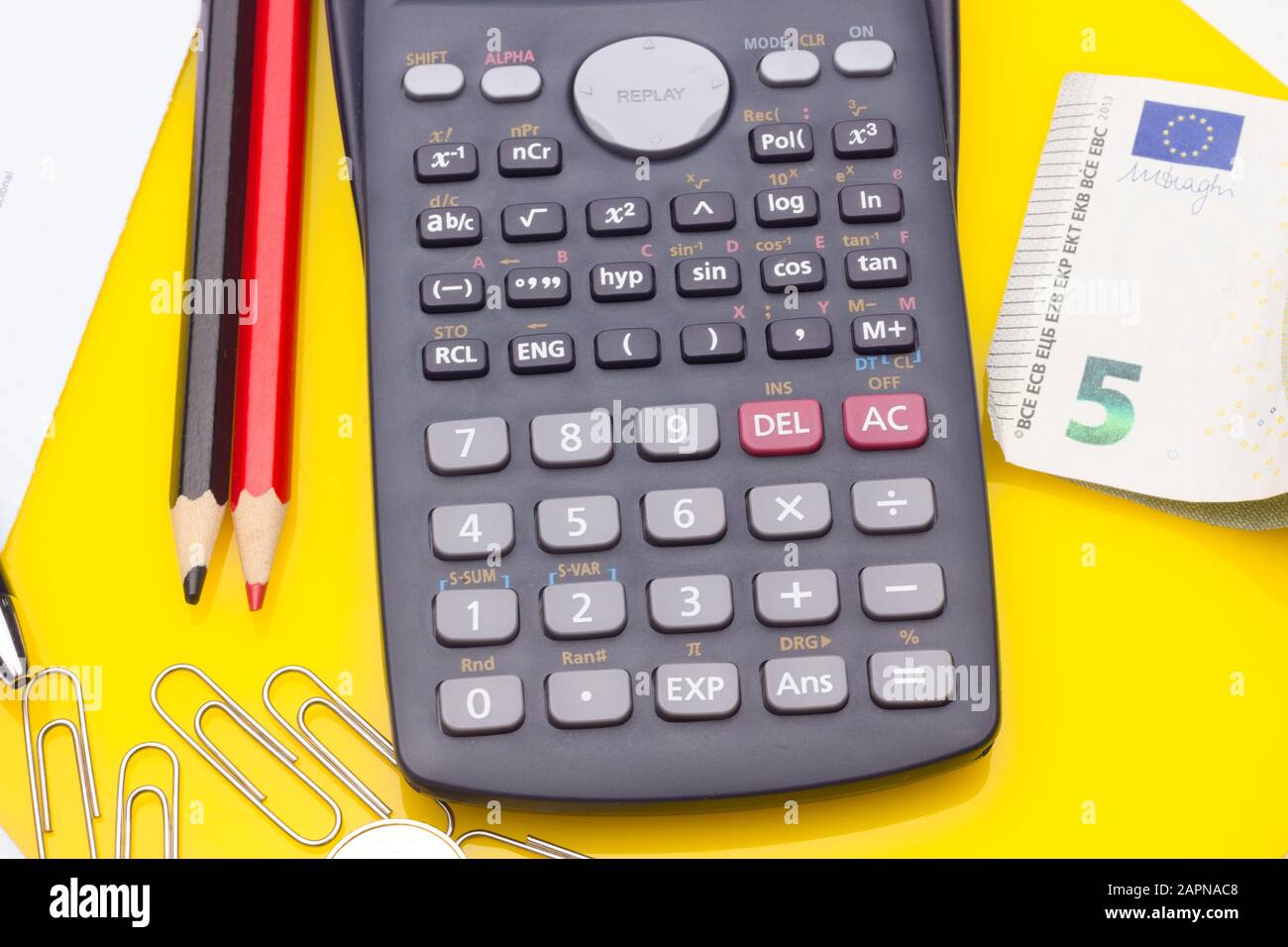 Carte, occhiali e calcolatrice per effettuare calcoli delle fatture che riceviamo, per fare grafici e statistiche delle nostre spese o benefici. Scientifico Foto Stock