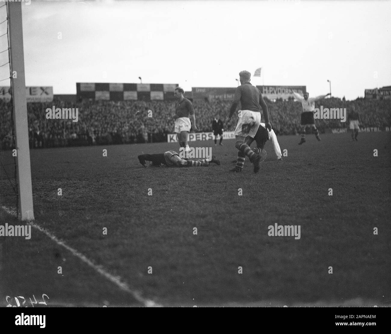 Kraak passò per la sesta volta Data: 15 novembre 1947 Parole Chiave: Sport, calcio Foto Stock
