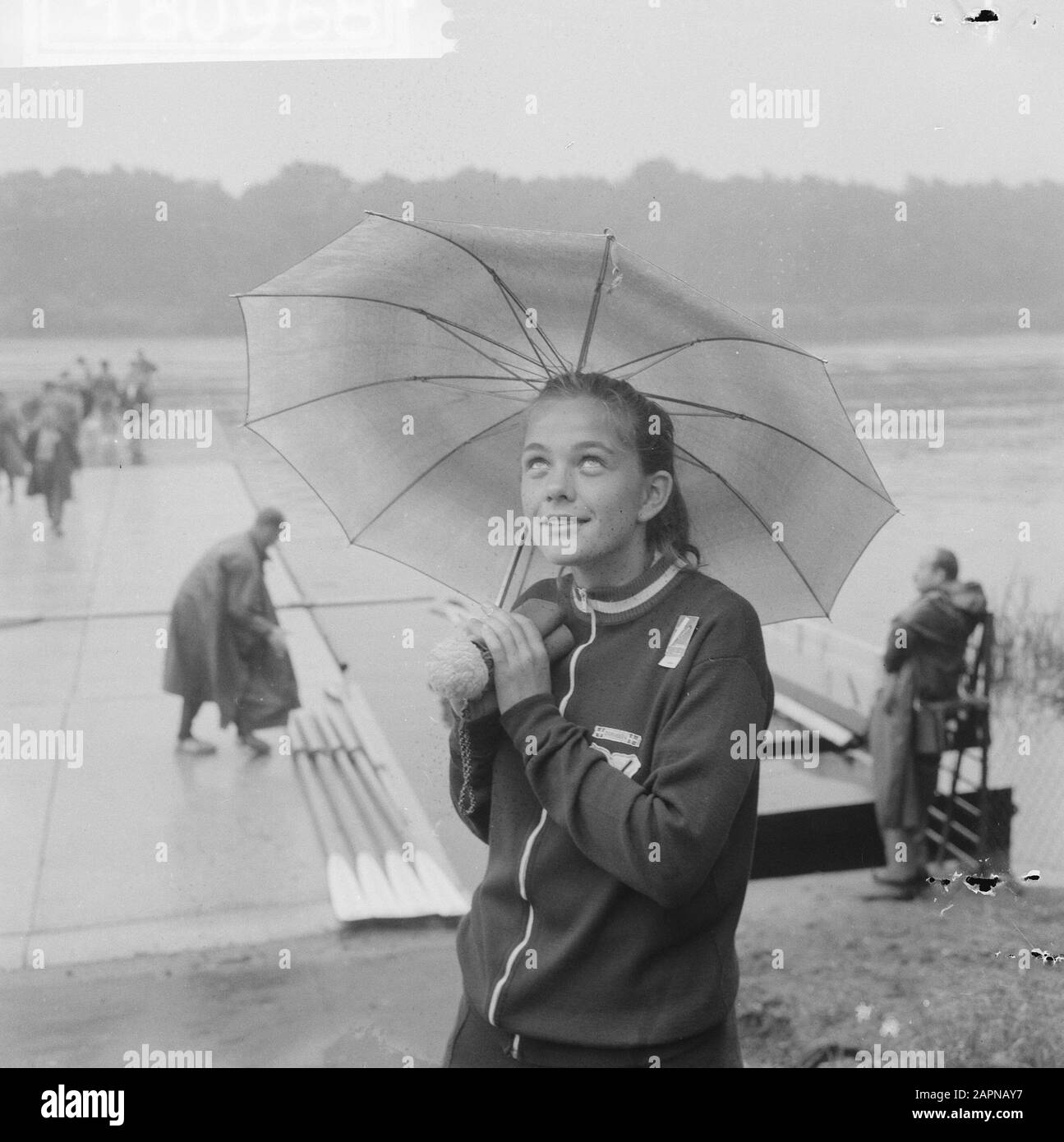 Campionati europei di canottaggio Signore a Duisburg, quattro con la moglie di sterzo di De Vliet sotto ombrello, v.l.n.r. W. L. L. Niks, C. de Boogert, M. Kempp, H. ten Data: 20 Agosto 1965 luogo: Duisburg Parole Chiave: Rowing, campionati Nome personale: De vliet Foto Stock