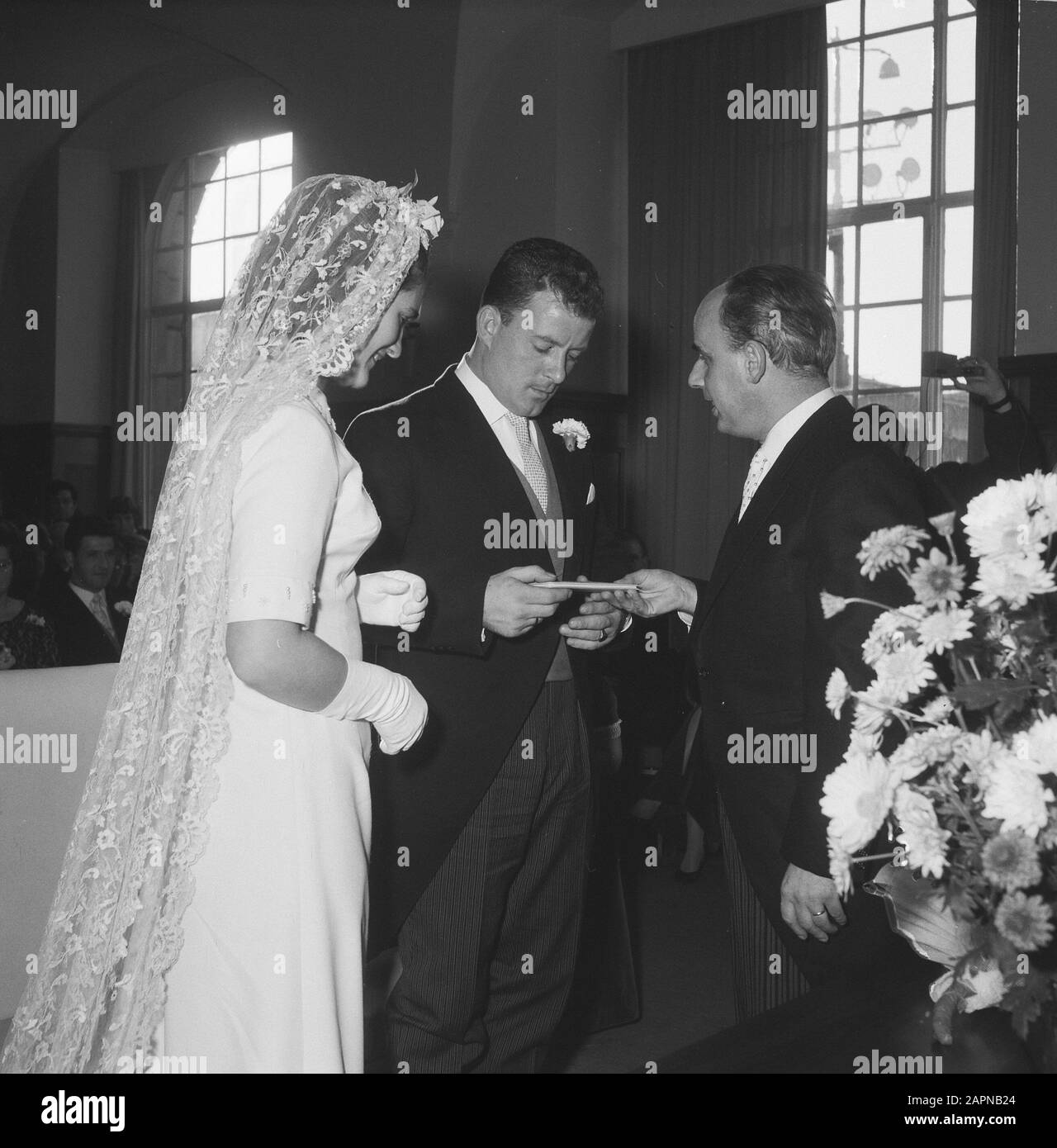 Matrimonio del feyenoord calciatore Reinier Krijermaat e Marcella Koninck i newlyweds quando riceve gli anelli Data: 12 novembre 1965 Parole Chiave: Sale comuni, matrimoni, baci Nome personale: Koninck, Marcella, Kreijermaat, Reinier Foto Stock