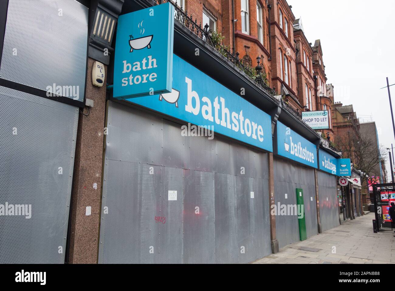 Un negozio di Bathstore a bordo davanti a Finchley Road, Londra, Regno Unito Foto Stock