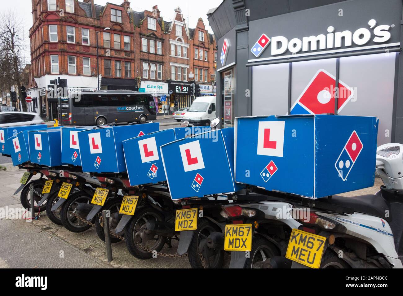 Una fila di scooter per la consegna delle pizze al di fuori del ristorante fast food di Domino, Finchley, Londra, Regno Unito Foto Stock