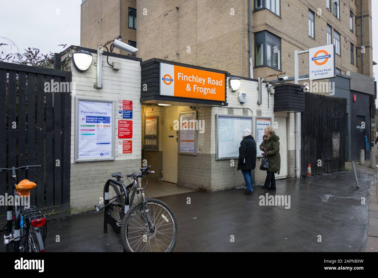 L'ingresso alla stazione ferroviaria di Finchley Road & Frognal, Londra, Regno Unito Foto Stock
