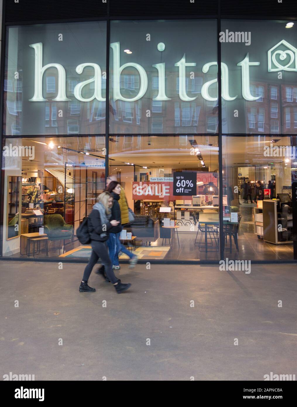 Segnaletica degli habitat all'esterno di Habitat Finchley Road, Londra, Regno Unito Foto Stock