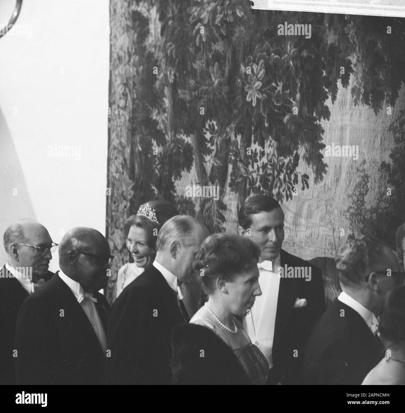 Regeringsdiner a Delft a Prinsenhof, proposte Data: 6 marzo 1966 Località: Delft, South-Holland Parole Chiave: Newlyweds, cene, ospiti Nome istituto: Prinsenhof Foto Stock