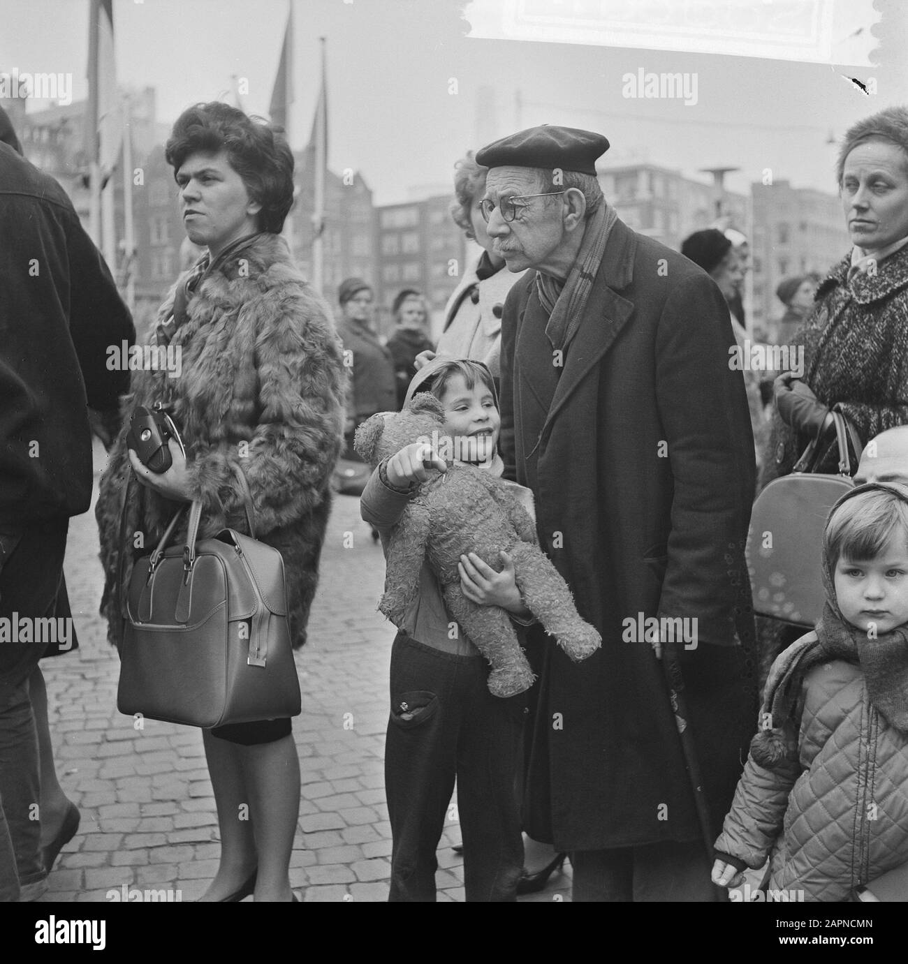 Festa gioia in città, rallegrare i bambini Data: 8 marzo 1966 Parole Chiave: Bambini, feste, città Foto Stock