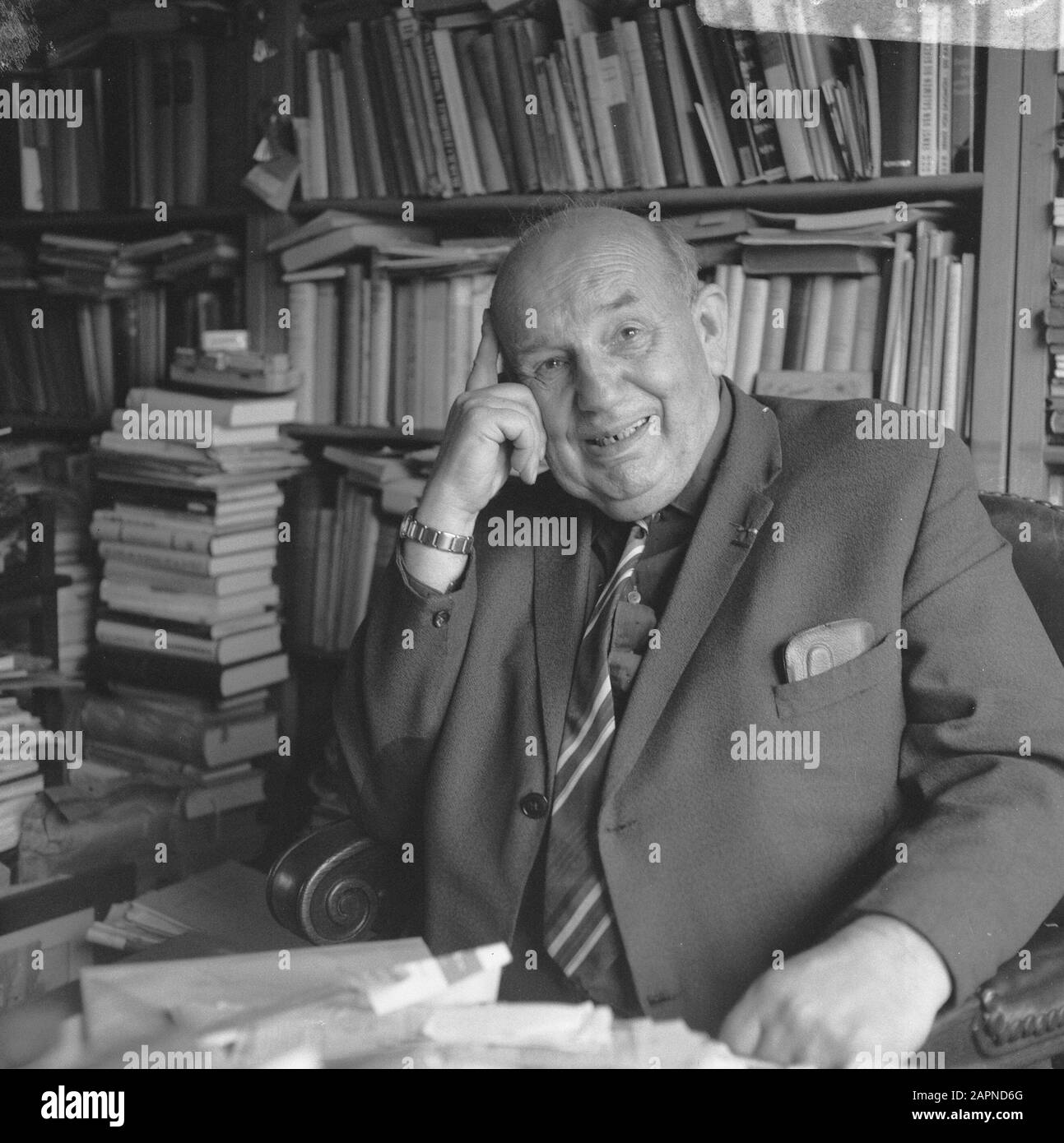 Nico Rost (1896-1967), scrittore olandese, durante il suo 70th compleanno; Foto Stock