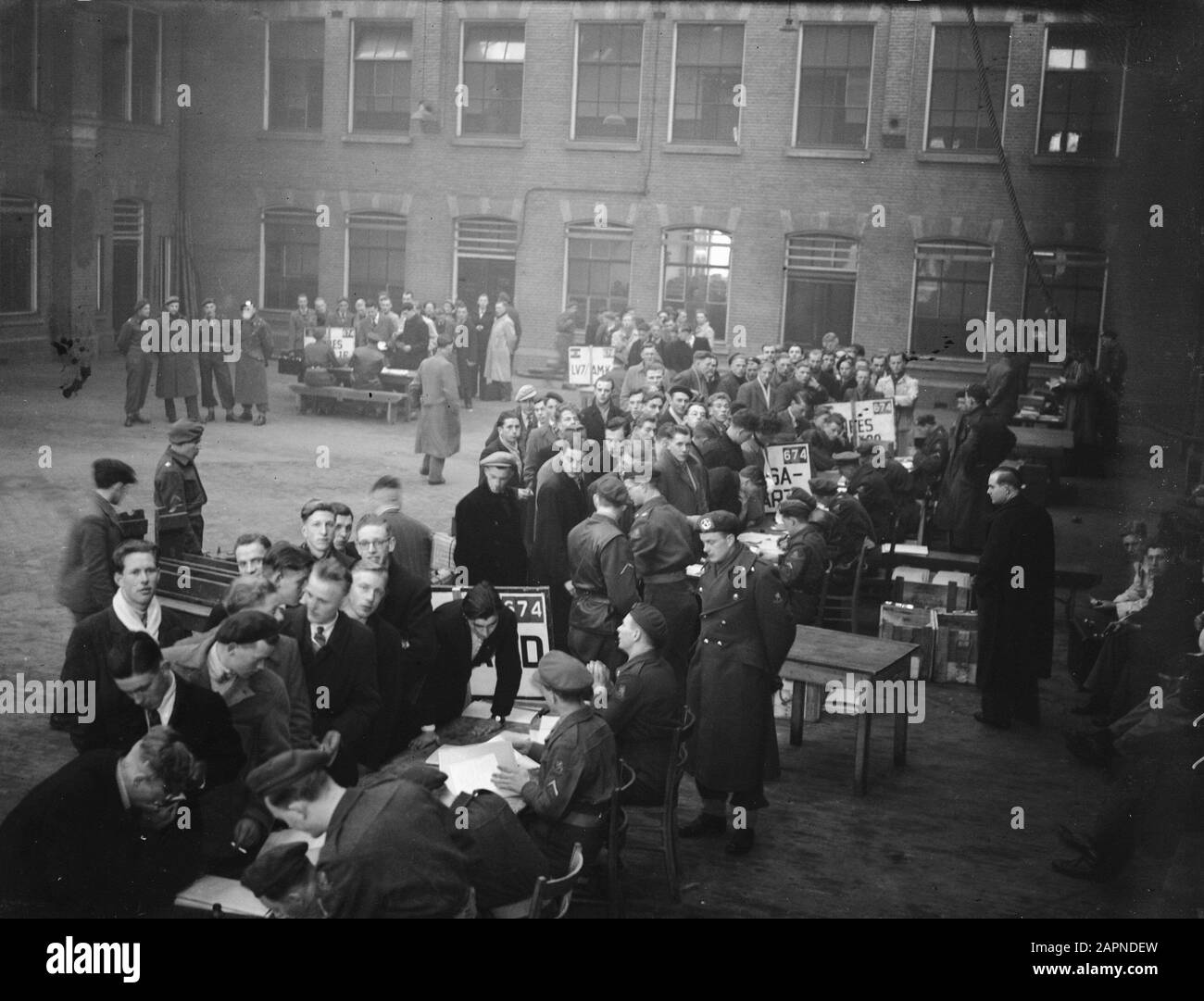 Aumento di nuove reclute in Assen Data: 26 Febbraio 1948 luogo: Assen Parole Chiave: Opkomsten, RECRUTEN Foto Stock