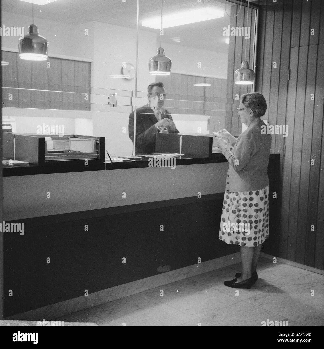 Raifeissenbank op Admiraal de Ruyterweg (vetro antiproiettile) Data: 21 luglio 1966 Parole Chiave: Banche Foto Stock