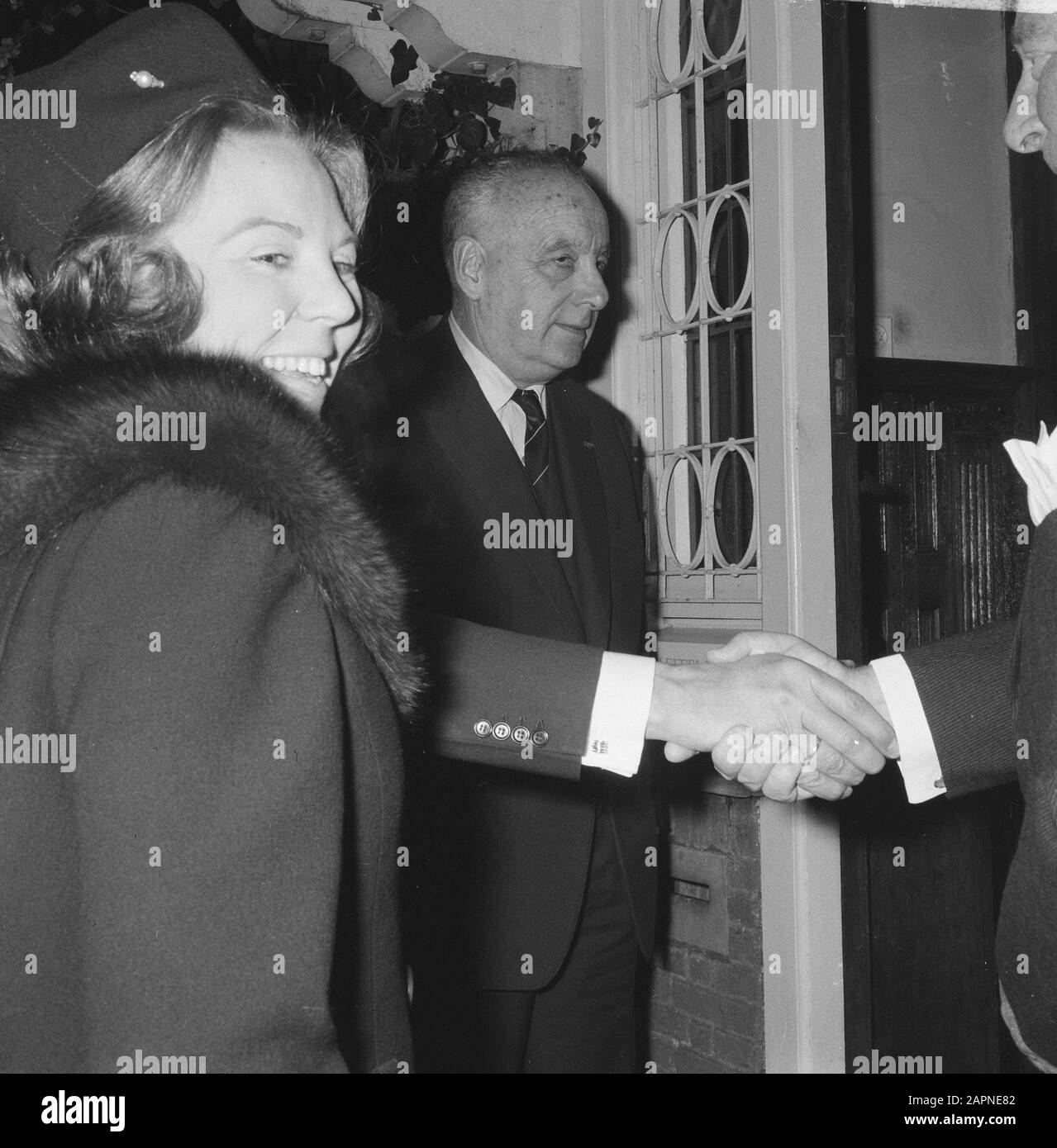 UNICEF TV broadcast Princess Beatrix all'arrivo al Singer-onimo Data: 23 Novembre 1966 Località: June (Noord-Holland), Noord-Holland Parole Chiave: Arrivo e partenza, principesse, programmi televisivi Nome personale: Beatrix (Crown Princess Netherlands) Nome dell'istituzione: UNICEF Foto Stock