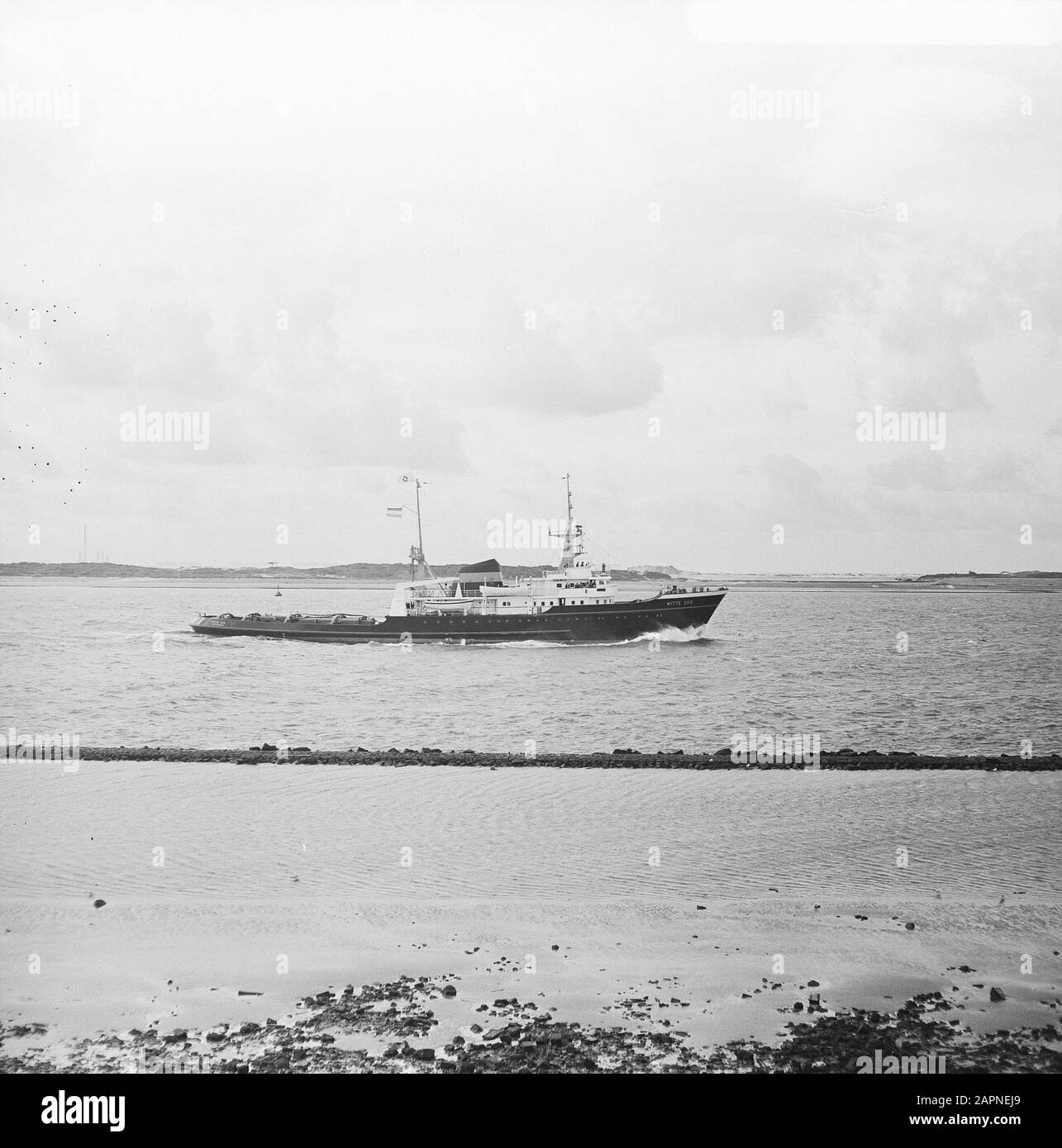 Zeesleper De Witte Zee (III) durante il primo viaggio di prova nei pressi di Rotterdam Zeesleper De Witte Zee (III) all'inizio della prima crociera di prova Data: 14 settembre 1966 Ubicazione: Rotterdam, Zuid-Holland Foto Stock