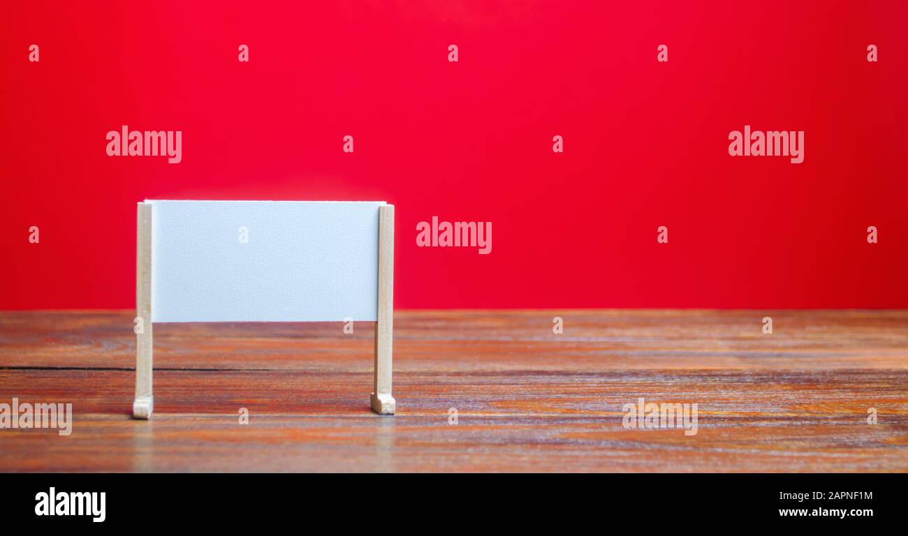 Il piedistallo o la scheda di colore bianco su sfondo rosso. Lavagna vuota. Minimalismo. Processo di business concetto, pianificazione della strategia alle riunioni e briefing. Educazione Foto Stock