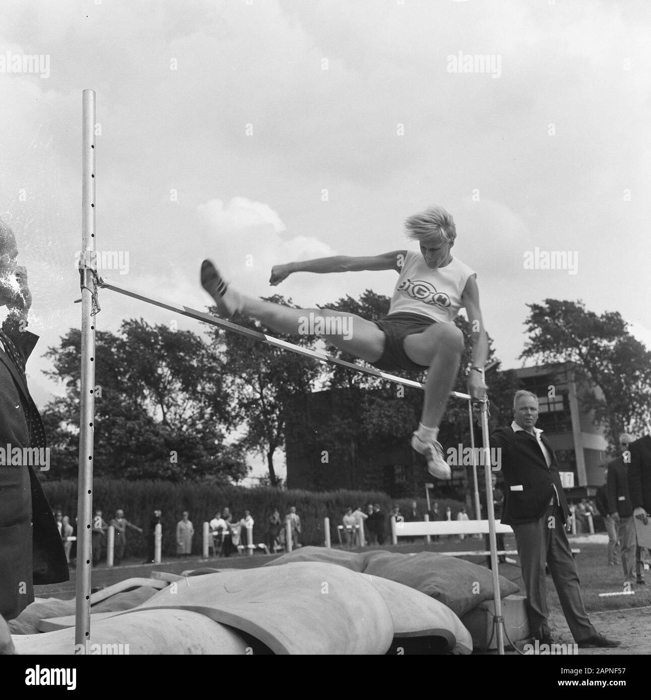 Campionato Olandese Di Atletica Rotterdam. Marjan Thomas High Jump in Action Data: 13 August 1967 Location: Rotterdam, Zuid-Holland Keywords: HIGHJUP, atletica, campionati Nome personale: Thomas, Marjan Foto Stock