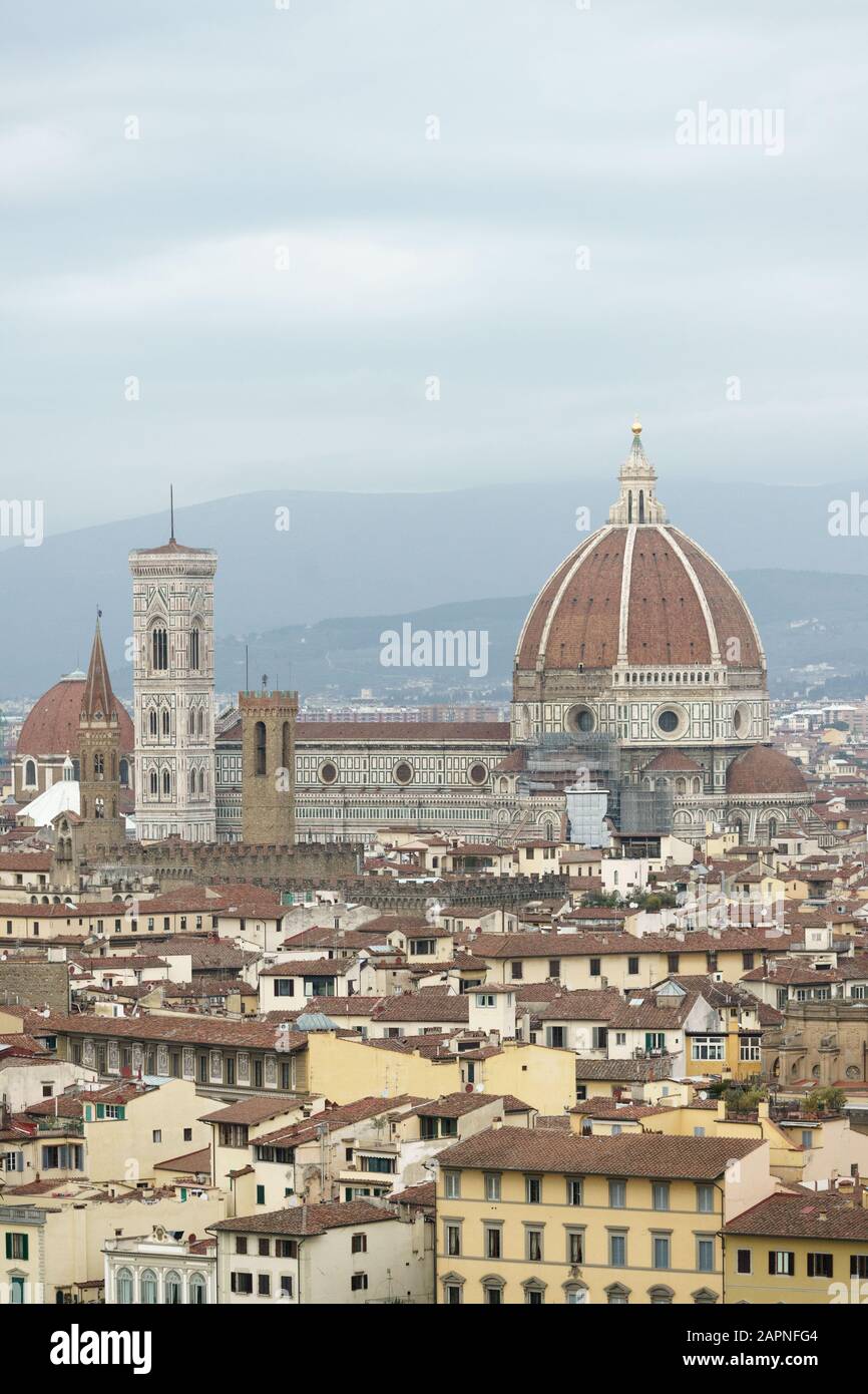 vista sulla città di firenze con duomo, italia Foto Stock