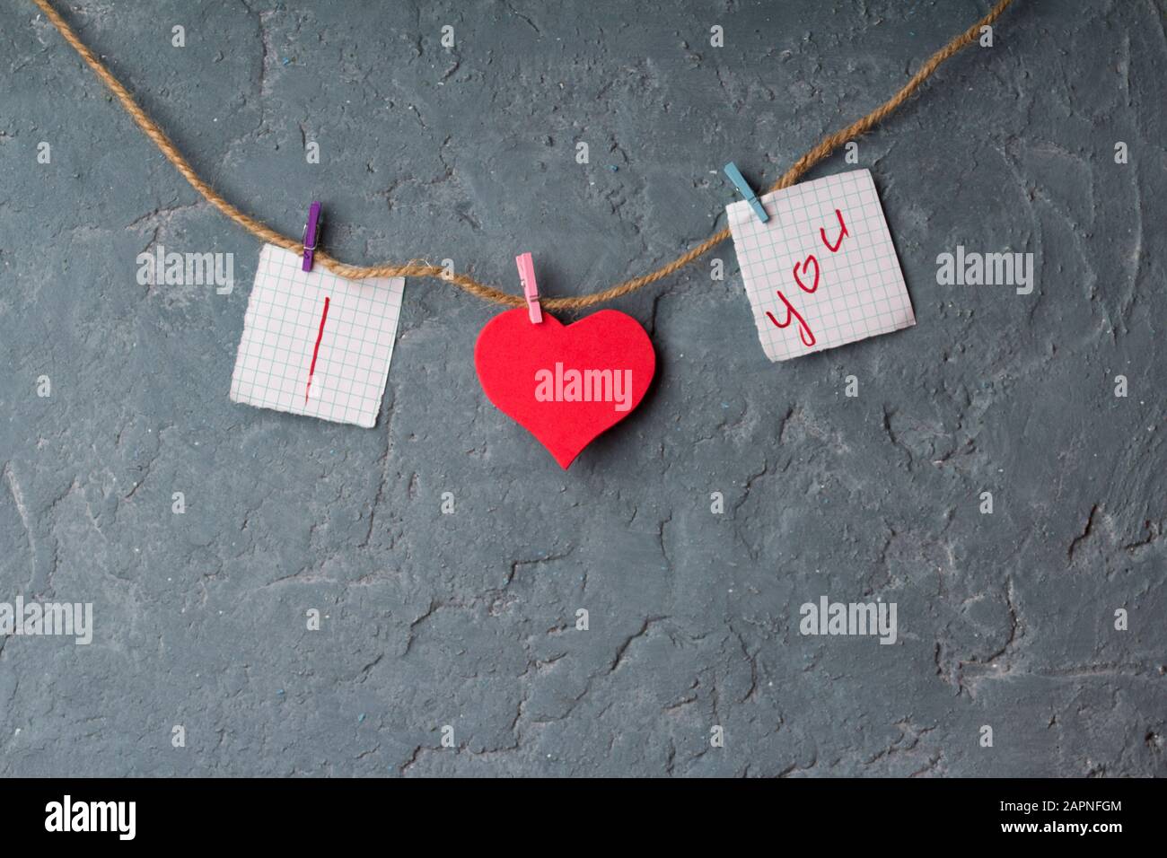 Iscrizione vi amo con cuore rosso sul muro di cemento Foto Stock