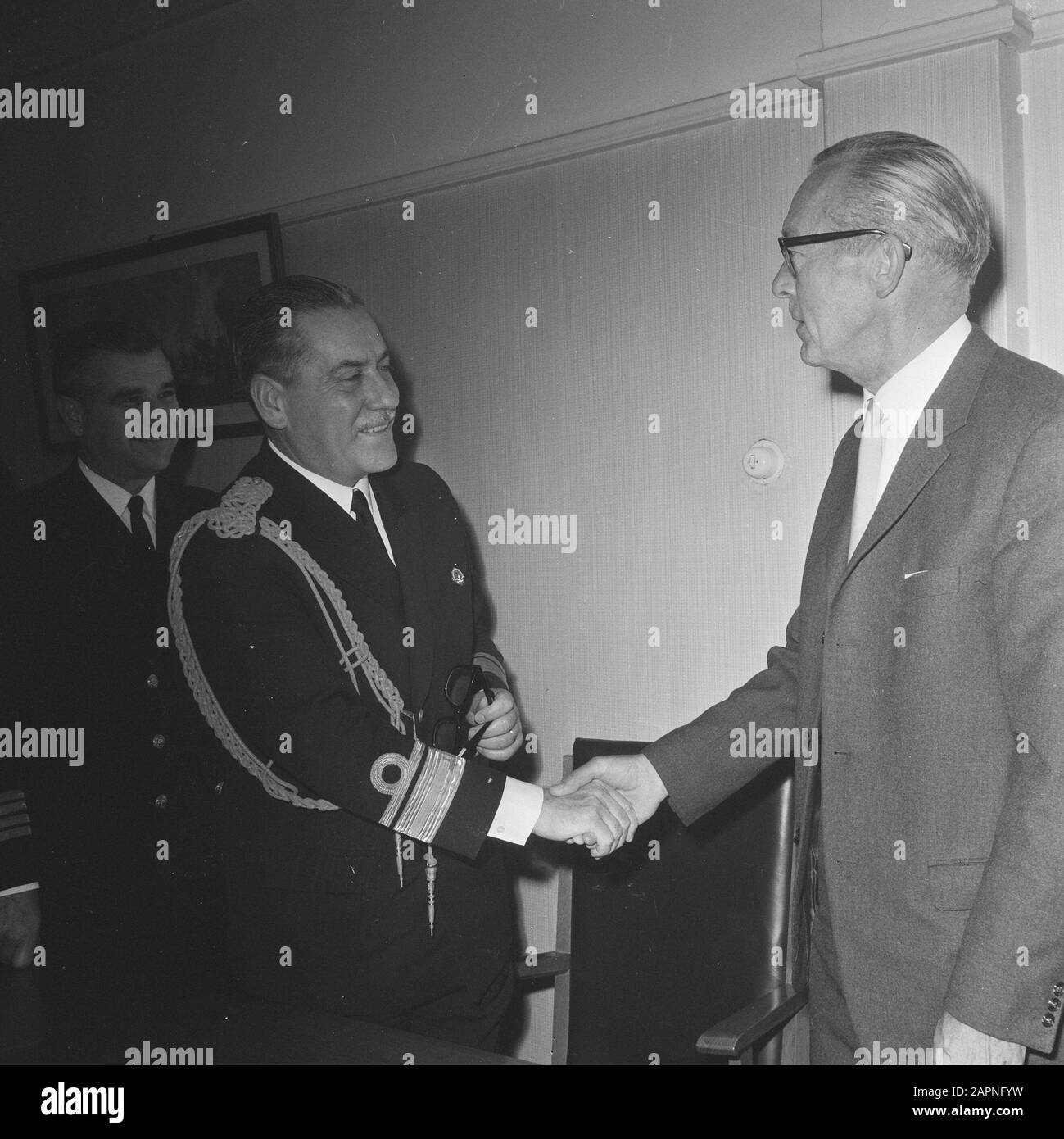 Karel Doorman ha venduto a Argentinie Schout a nac Iriart (a sinistra) e MR. W.M. Mast firma l'atto di trasferimento su min. Van Difesa della Marina Data: 14 ottobre 1968 Località: Den Haag, Zuid-Holland Parole Chiave: Trasferimenti, Segni, atti Nome personale: Iriart, Mast, W.M. Foto Stock