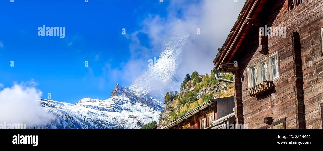 Monte Cervino neve primo piano e Zermatt tetto della casa alpina, Svizzera, Alpi svizzere, panorama banner Foto Stock